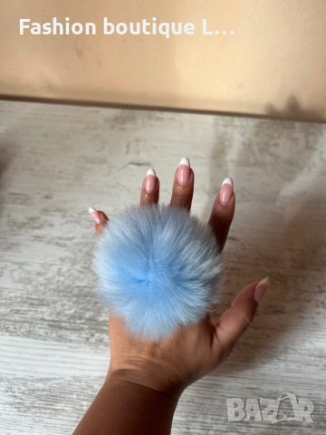 Светло син пухен помпон с бял ластик за закачане на чанти или ключове като аксесоар 🩵🩵🩵, снимка 4 - Други - 52401237