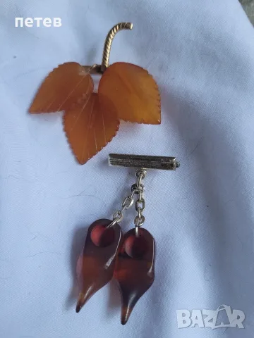 кехлибарена брошка.