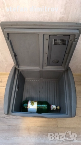 Хладилна чанта Elecrolux предназначена за миниванове Ford , Seat , Vw , снимка 4 - Хладилни чанти - 51950966