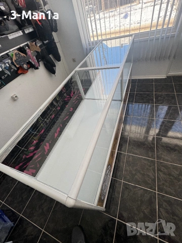 Стъклени витрини 2 броя за магазин / сервиз и други