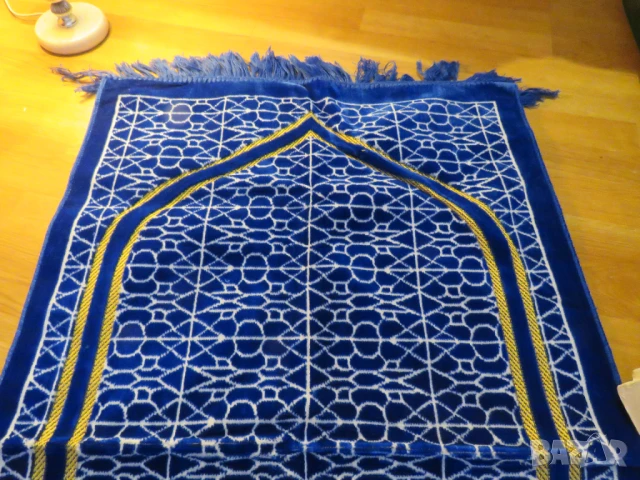 турско молитвено килимче, килимче за молитва за Намаз яркосин фон с красиви златни флорални мотиви, снимка 2 - Антикварни и старинни предмети - 50741257