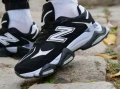 Дамски маратонки New Balance в черно и бяло, снимка 1