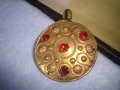 СТАРИННО БРОНЗОВО ОРНАМЕНТИРАНО ЕТНО УКРАШЕНИЕ МЕДАЛЬОН с ЮВЕЛИРНО ФАСЕТИРАН ЕСТЕСТВЕН ГРАНАТ 9309 , снимка 2