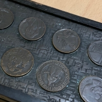 Интересна кутия с монети, снимка 2 - Антикварни и старинни предмети - 36104072