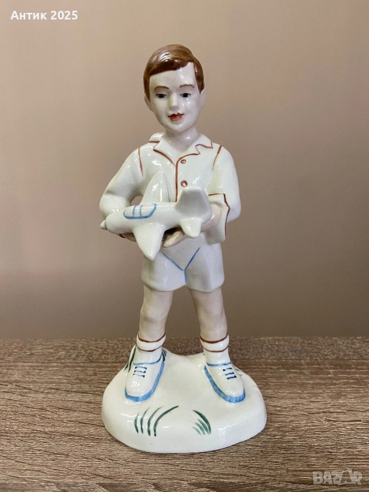 Винтидж порцеланова статуетка „Момче със самолет“, СССР, снимка 1