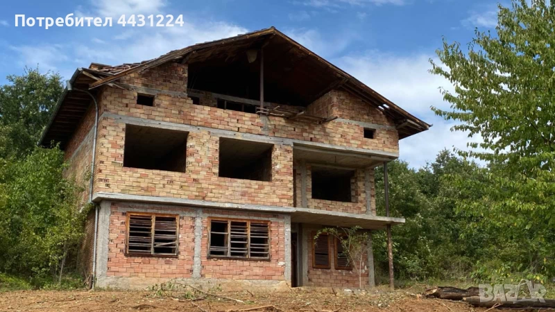 Поземлен имот в урбанизирана територия, застроен с масивна двуетажна жилищна сграда – груб строеж, в, снимка 1