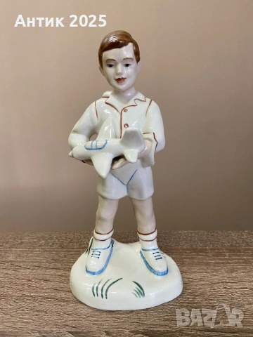 Винтидж порцеланова статуетка „Момче със самолет“, СССР