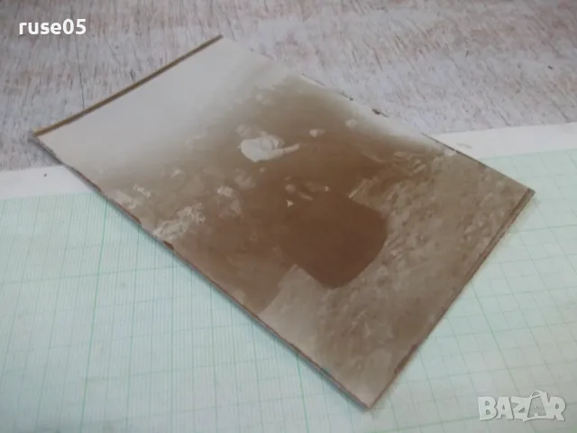 Снимка стара на две жени и един мъж пред ограда, снимка 3 - Колекции - 47994304