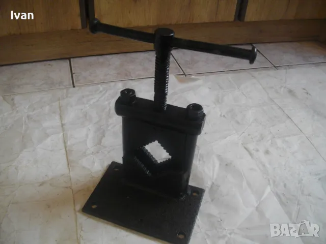 Българско СОЦ НРБ ТРЪБНО МЕНГЕМЕ до 2 цола Със стойка Масивно 6,2кг ОТЛИЧНО състояние Захват 75мм