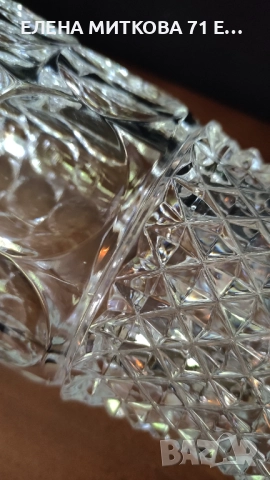 Една внушителна кристална ваза с богата геометрична гравюра и красиво оформен ръб, снимка 4 - Вази - 51660546