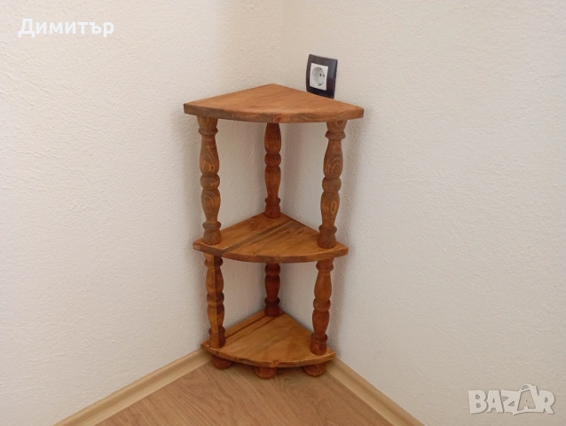 Ъглова етажерка със струговани орнаменти !!!