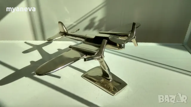 Хромиран, масивен, английски самолет в стил Art Deco 