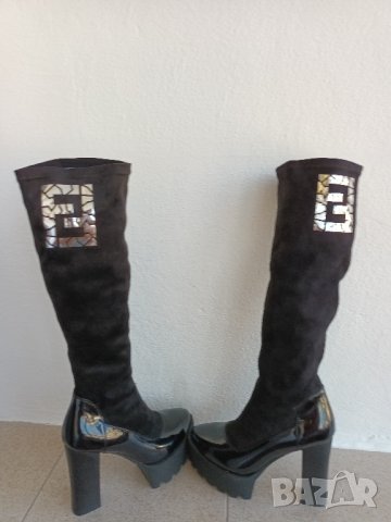 Дамски черни дълги ластични ботуши с висок ток и дебела подметка и лачена основа, снимка 2 - Дамски ботуши - 41845335