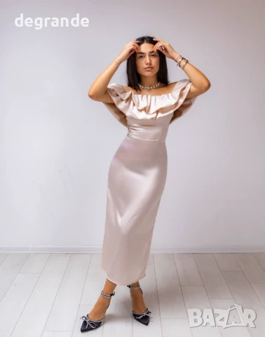 Сатенена рокля с деколте