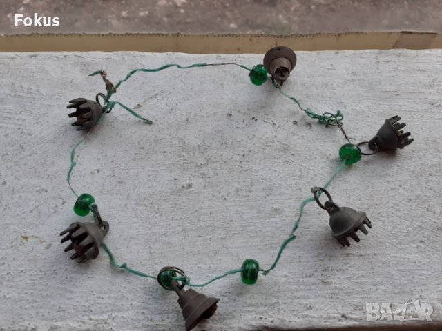 Стар накит с бронзови звънчета и зелено стъкло вързани с тел, снимка 1 - Антикварни и старинни предмети - 39943575