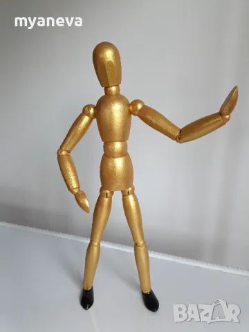 Златист, дървен , образователен манекен. 