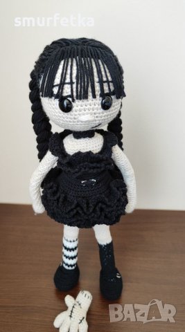 Плетена кукла Уенсдей Адамс, снимка 5 - Плюшени играчки - 41642455