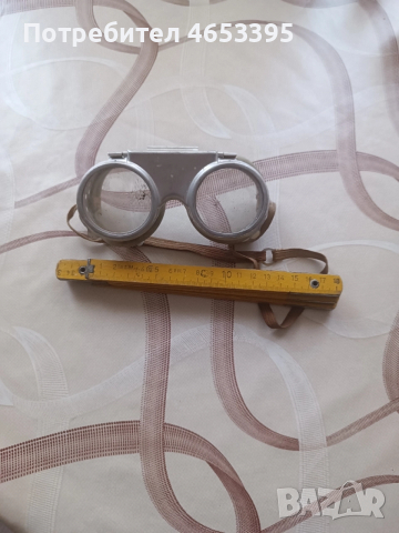Стари очила и метър