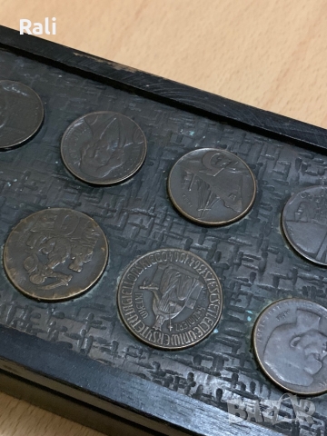 Интересна кутия с монети, снимка 2 - Антикварни и старинни предмети - 36104072