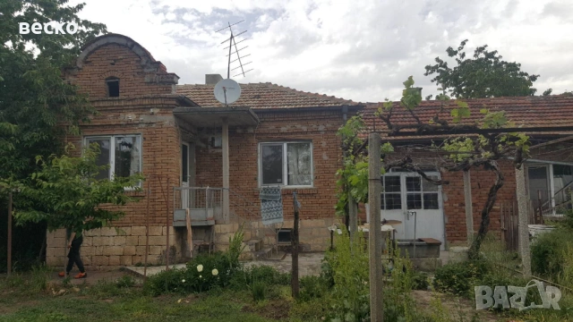 Продавам къща в село червенци 65км от варна