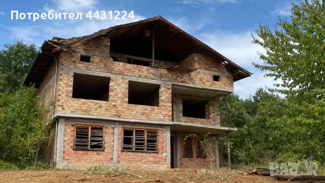 Поземлен имот в урбанизирана територия, застроен с масивна двуетажна жилищна сграда – груб строеж, в