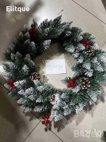 Голям коледен венец, декориран с изкуствени елхови шишарки, 50см.  