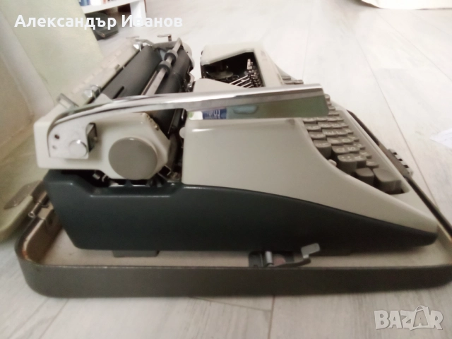 Германска пишеща машина OLYMPIA 1968 г., снимка 5 - Антикварни и старинни предмети - 52891025
