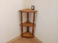 Ъглова етажерка със струговани орнаменти !!!, снимка 1