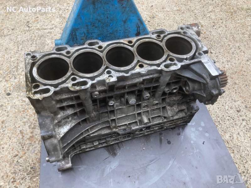 Цилиндров блок за Volvo Волво XC70 XC90 2.4 дизел 163 8653865 2005, снимка 1