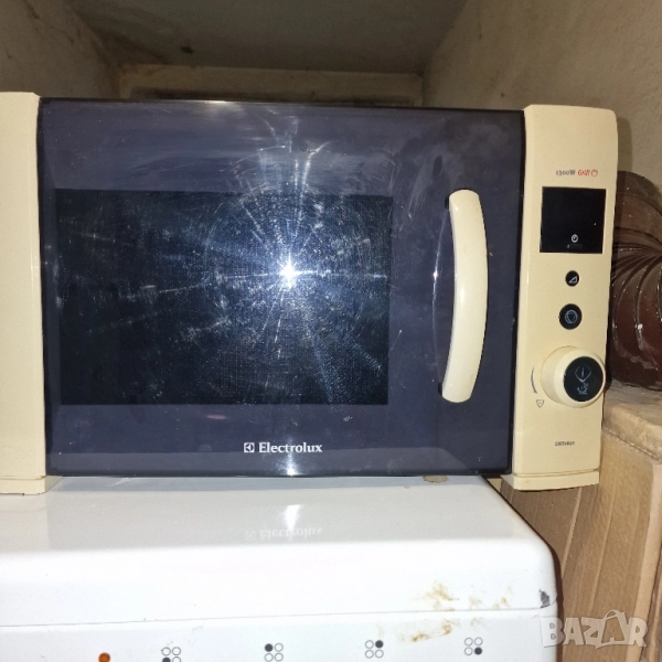 Микровълнова Електролукс и готварска печка на ток и газ Горение., снимка 1