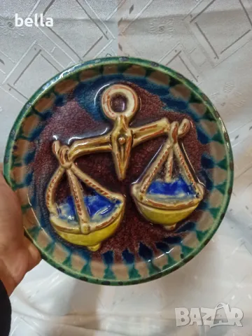 Зодия Везни от Karlsruher Majolika с релеф и мастна лава. Стенна чиния от 1960-1970 г. Германия, снимка 3 - Други ценни предмети - 49781525