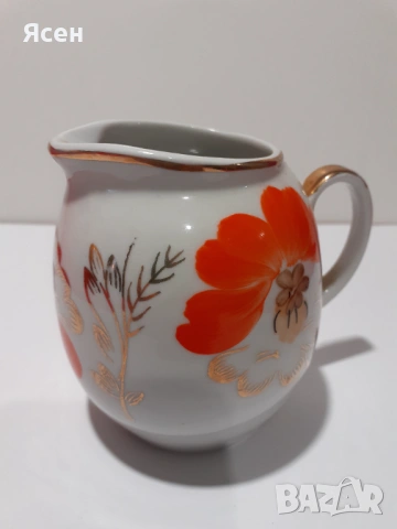 Порцеланова каничка за мляко.От руски сервиз.Перфектна.