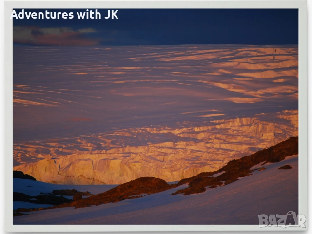 Авторски фотопринт "Ледени масиви в Антарктика" в бяла рамка от MDF с размер 30х40 см