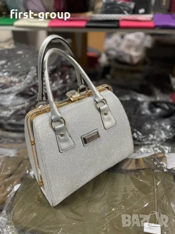 Дамска чанта с блясък, с закопчалка твърда структура – Златно бежово, снимка 2 - Чанти - 53047689