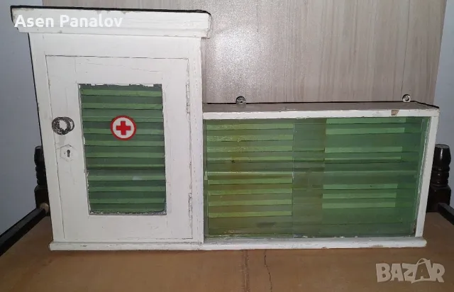 Ретро,дървена аптечка 67/41/10, снимка 2 - Антикварни и старинни предмети - 48564587
