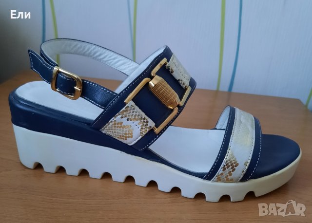 Дамски сандали в бяло и синьо, със златни декорации