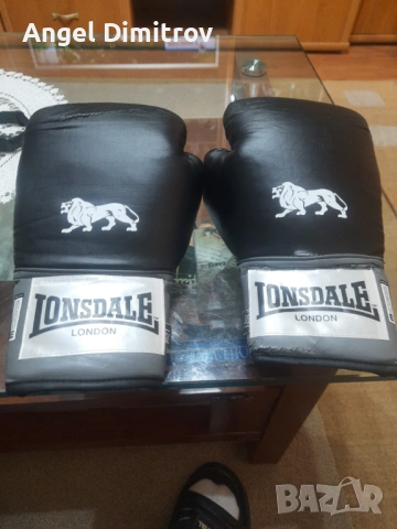 Продавам босови ръкавици