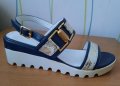 Дамски сандали в бяло и синьо, със златни декорации, снимка 1 - Сандали - 41686618