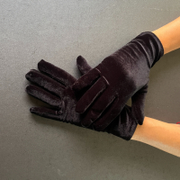 Елегантни къси дамски ръкавици от черен плюш 8635, снимка 1 - Ръкавици - 44292104
