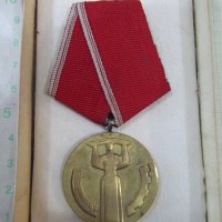 Медал "25 години народна власт" с кутия - 2, снимка 2 - Колекции - 41521485