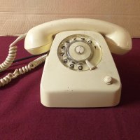 Стар телефон, снимка 1 - Стационарни телефони и факсове - 34595416