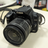 Canon EOS 350D + подарък ТРИПОД +  батерия, зарядно, чанта, кабел и каишка., снимка 1 - Фотоапарати - 44822321