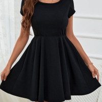 Малка черна рокля, снимка 1 - Рокли - 44827510