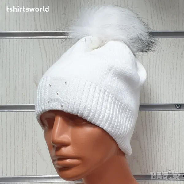 Нова зимна дамска шапка с камъчета с пух/помпон в бял цвят, снимка 1