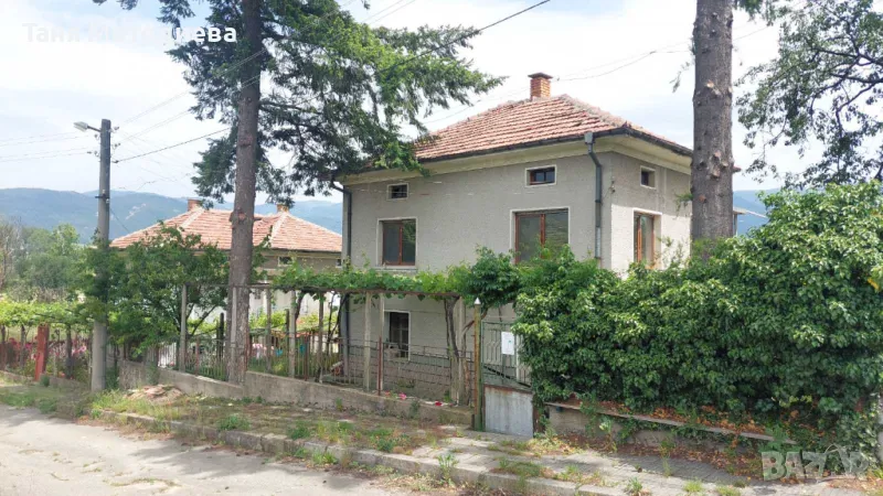 Масивна двуетажна къща 148м2, селскостопански постройки и двор 1126м2 с. Слатина 25км от Карлово, снимка 1