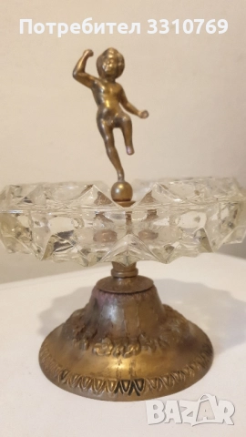 Луксозни кристални и порцеланови пепелници.