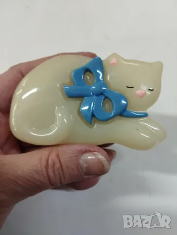 Нощна лампа с котенце  към контакт - лека и топла светлина и не дразни очите както светодиодните.