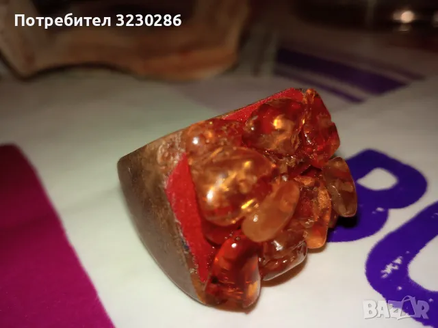 Стар дървен пръстен с кехлибар