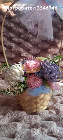 Кошничка с ароматни цветя. 
