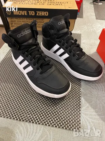 Високи кецове на Адидас